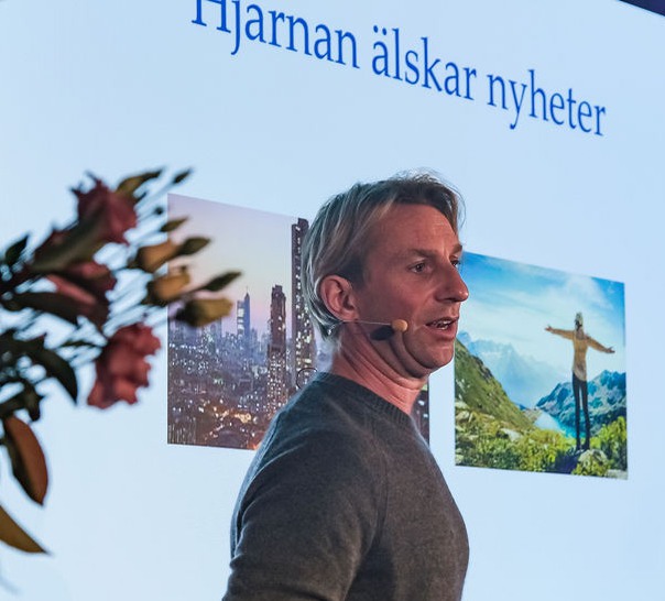 Anders Hansen håller föredrag.