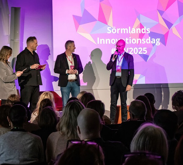 Fyra personer på en scen för att inleda Sörmlands innovationsdag. 