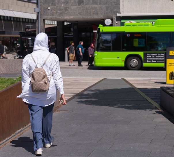 Person påväg till buss