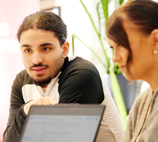 Ungdomar vid en dator. 