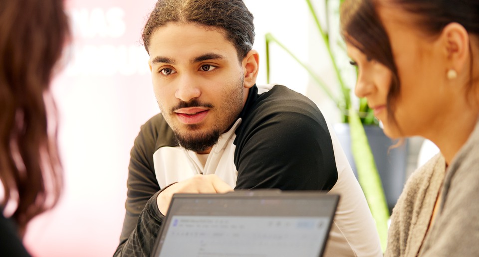 Ungdomar vid en dator. 