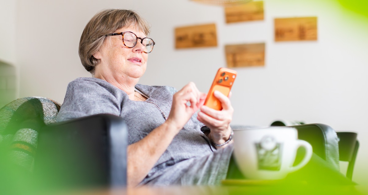 Dam med mobiltelefon.