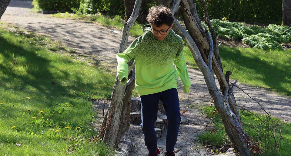 Pojke som leker utomhus.