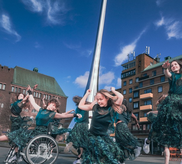 Personer som dansar på ett torg.