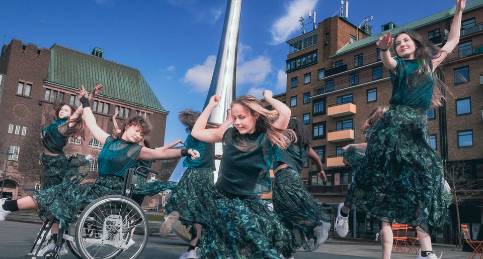 Personer som dansar på ett torg.