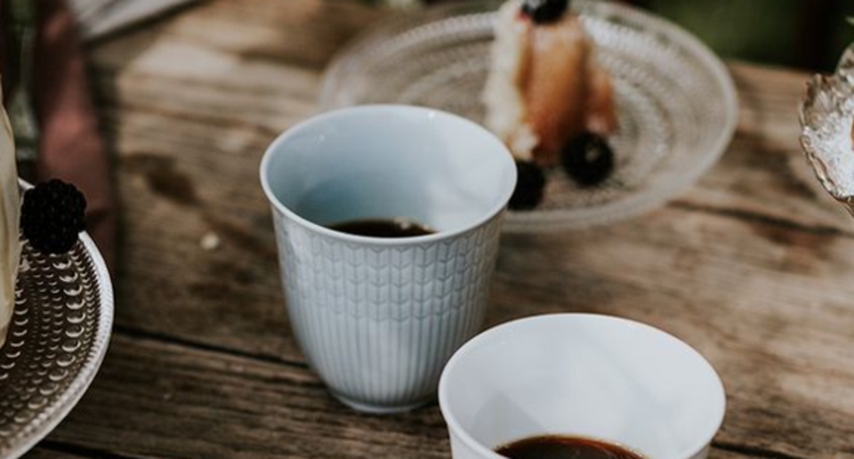Dukat bord för fika med kaffe och sockerkaka.