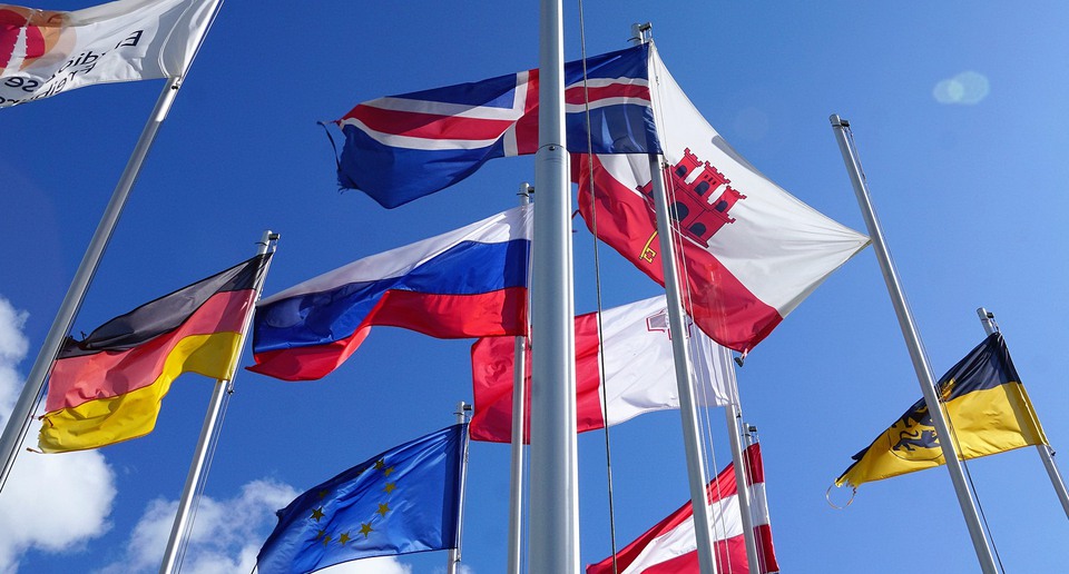 Flaggor mot en blå himmel.