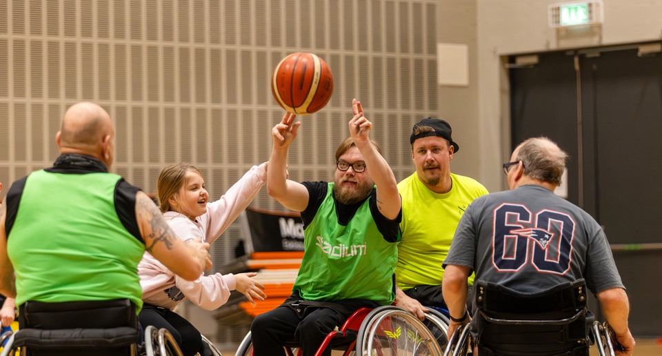 Personer med rullstol spelar basket.