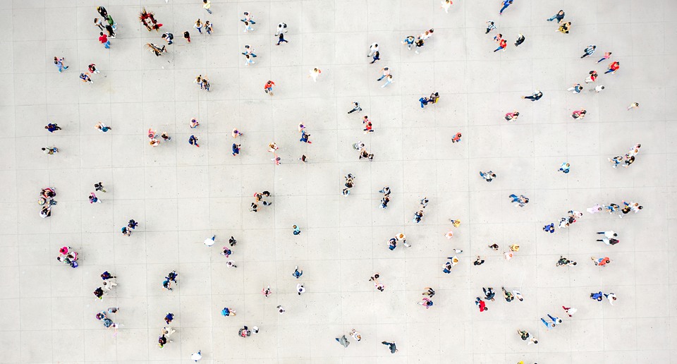 Dekorativ bild grupp av människor formerade som ett hjärta. 