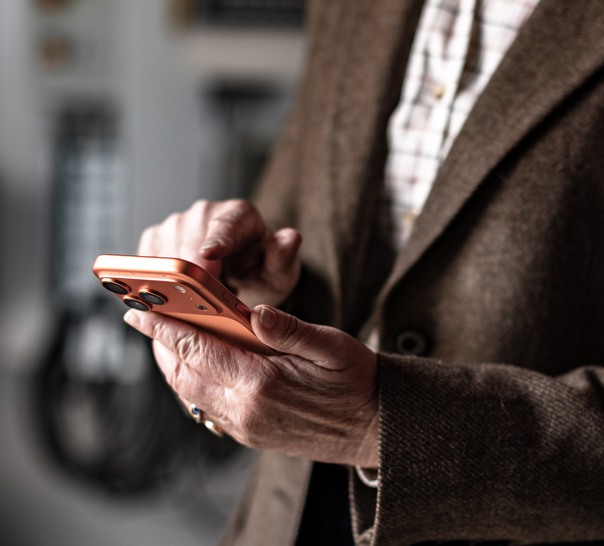 Händer knappar på en mobiltelefon. 