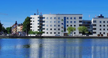 Eskilstunaån med bakgrund mot några flerfamiljshus.