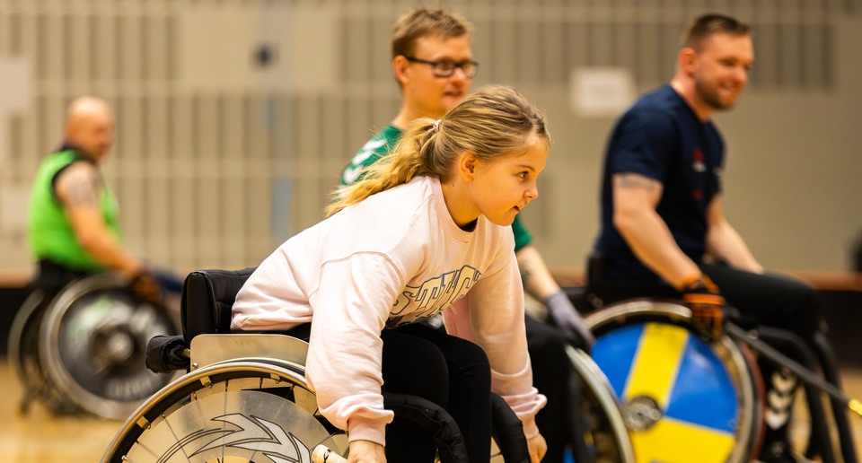 Unga i rullstol som spelar innebandy.