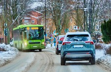 Personbil och buss i stadstrafik.
