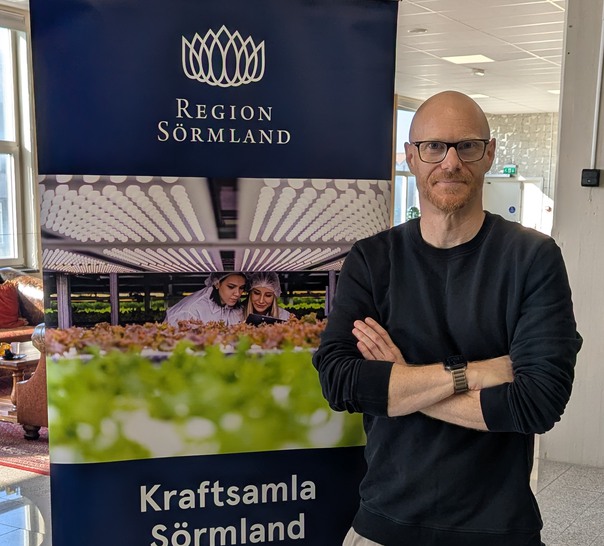 Gustav Stenbeck framför rollup.