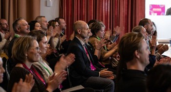 Publik som applåderar. 