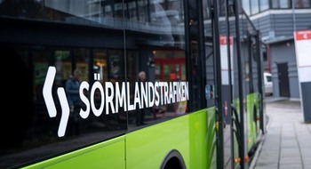 Buss vid Läggesta station.