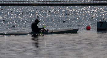 Kanotist glider fram på glittrande vatten.