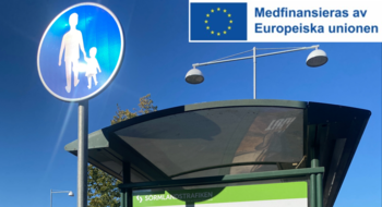 En busshållplats vid Nyköpings centralstation med logga som beskriver medfinansiering av EU