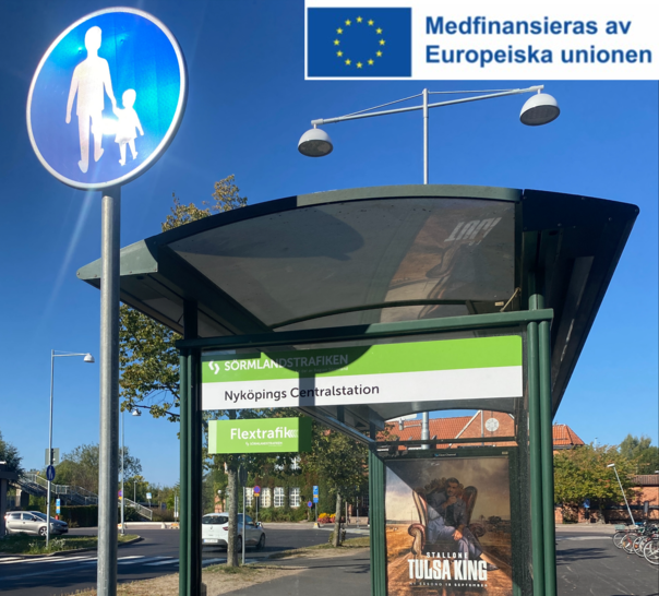 En busshållplats vid Nyköpings centralstation med logga som beskriver medfinansiering av EU