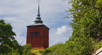 Kyrktorn och himmel.