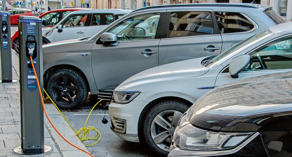 Personbilar som laddas.