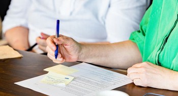 En grupp människor som sitter runt ett bord.