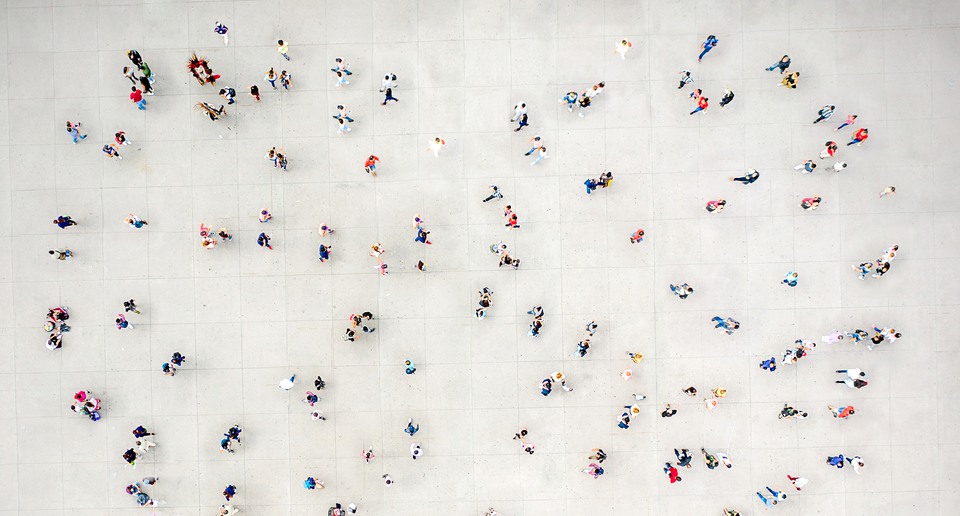 Dekorativ bild grupp av människor formerade som ett hjärta. 