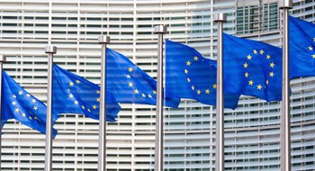 EU-flaggor utanför EU-kommissionen i Bryssel.