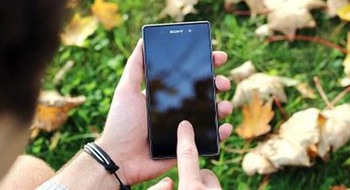 Hand som håller i en smart-telefon.
