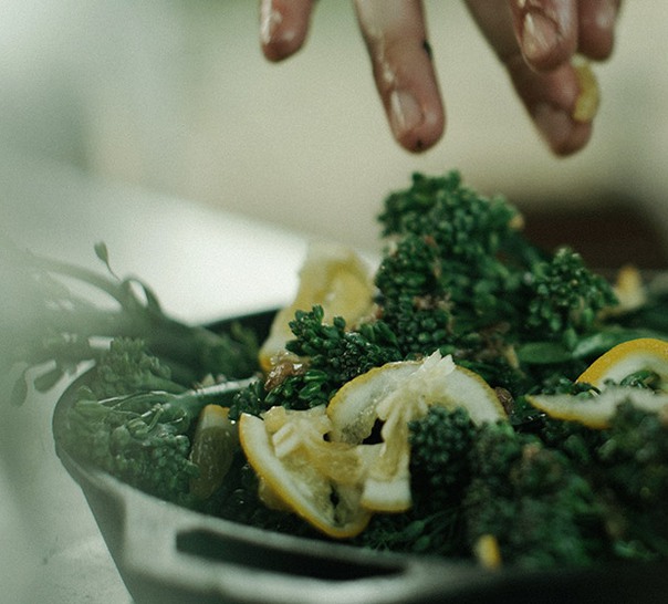 Händer som hanterar broccoli