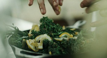 Händer som hanterar broccoli