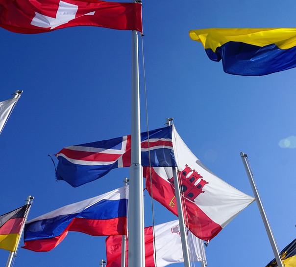 Flaggor mot en blå himmel.