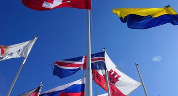 flaggor mot en blå himmel.