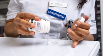 Sjuksköterska som doserar medicin