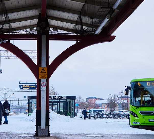Plattform vid tåg- och busstation.
