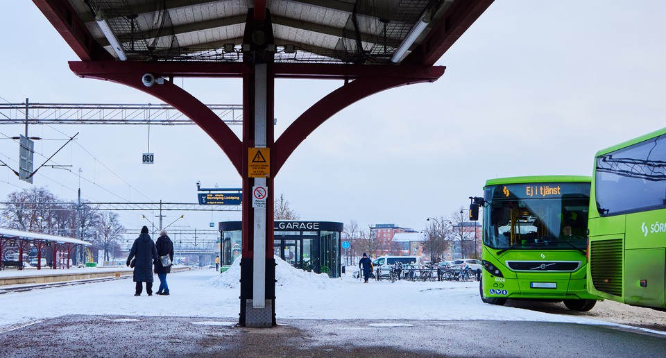 Plattform vid tåg- och busstation.