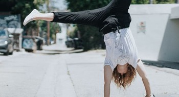 Tjej som hjular på gatan