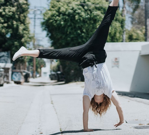 Tjej som hjular på gatan.