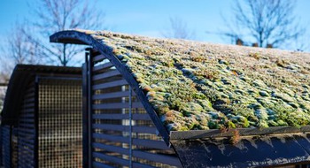 Cykelskydd med grönt tak.