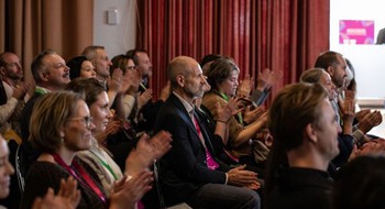 Publik som applåderar. 