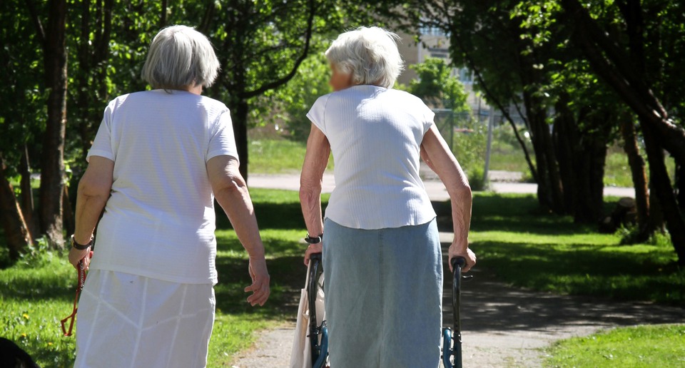 Två äldre pensionärer på promenad.