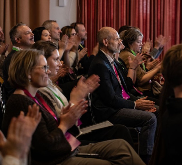 Publik som applåderar.