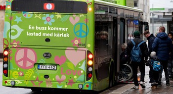 En grön buss med kärleksfulla symboler på baksidan. 