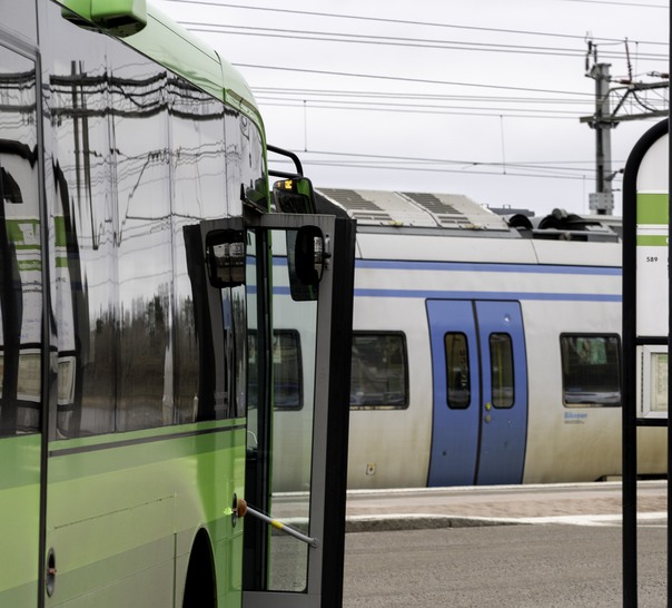 buss och pendeltåg vid station