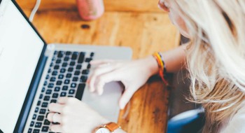 Person som skriver på en bärbar dator.