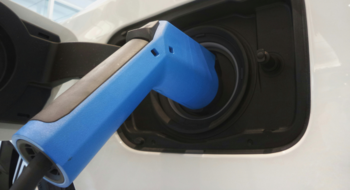 En laddare som sitter i en elbil.