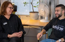Hussein prata med en studie och yrkevägledare