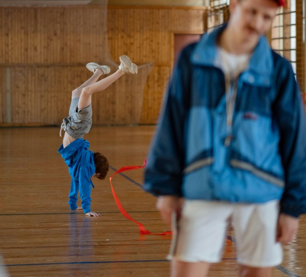 Barn står på händer i gymnastiksal.