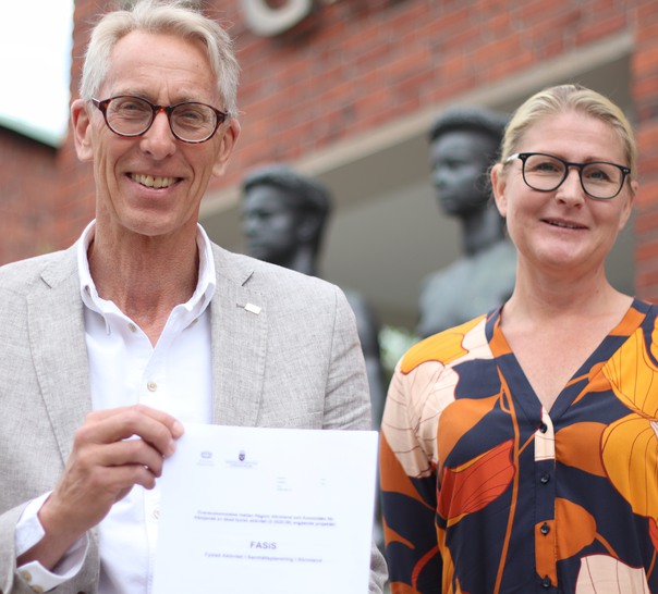 Per Nilsson och Maria Vejdal håller i ett påskrivet samverkansavtal. 