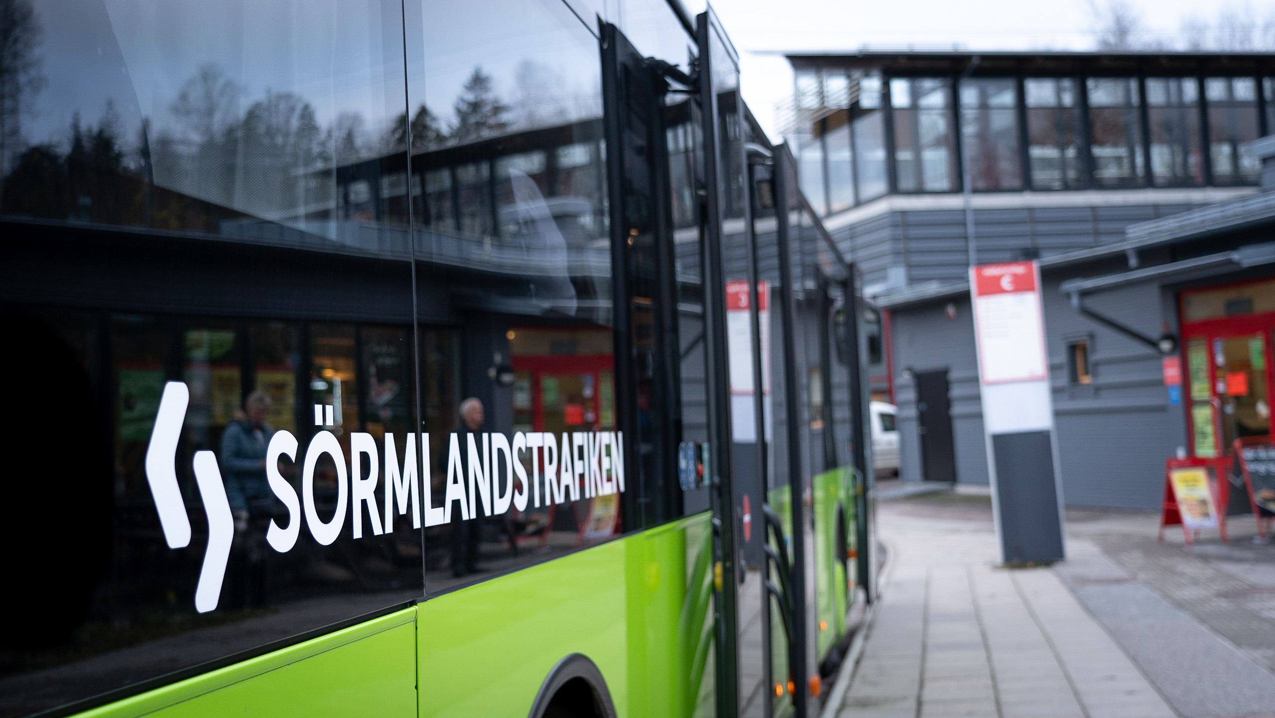 Grön buss med logotypen Sörmlandstrafiken.